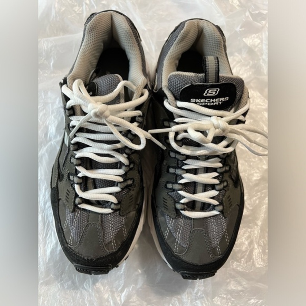 Skechers Men’s sneakers athletic shoes, size 8.5